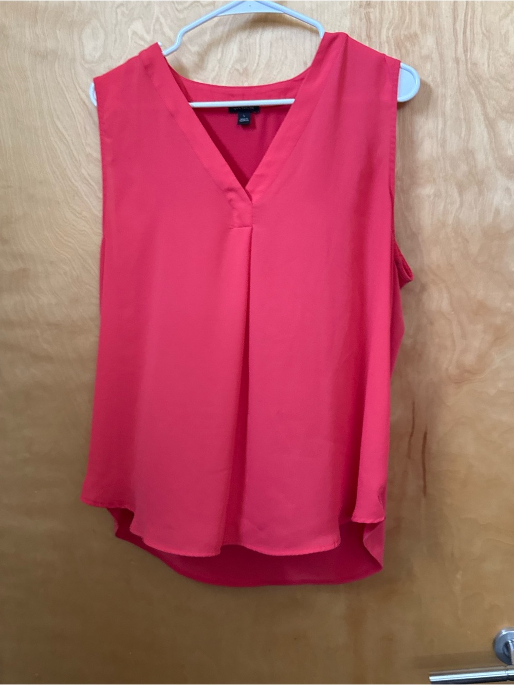Ann Taylor Sleeveless V-Neck Shell Top in Coral Pink